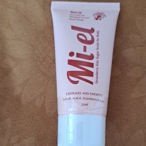 Mi-el Strawberry Body Sugar Scrub - Pink and White New 32ml